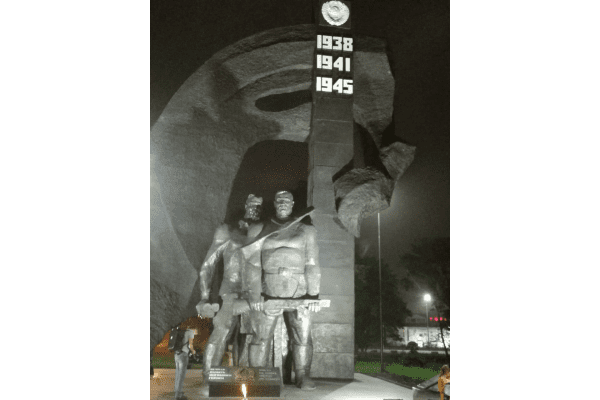 Освещение памятника в поселке городского типа Славянка Приморского края